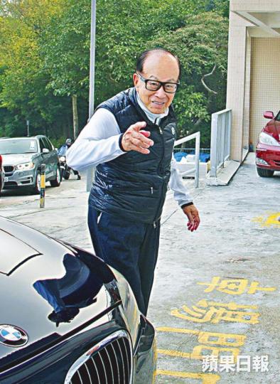 【精神奕奕】■李嘉誠昨着羽絨背心現身,心情很好同記者講早晨。【蒙面母女】■李澤鉅老婆王儷橋(左二)同三個女一齊戴帽同口罩。【誠心上香】■等上香期間,李嘉誠先坐坐。【年度聚首】■李澤鉅(右)同李澤楷每年元旦都往拜亡母,李家上下大約逗留半個鐘。 【精神奕奕】■李嘉誠昨着羽絨背心現身,心情很好同記者講早晨。【蒙面母女】■李澤鉅老婆王儷橋(左二)同三個女一齊戴帽同口罩。【誠心上香】■等上香期間,李嘉誠先坐坐。【年度聚首】■李澤鉅(右)同李澤楷每年元旦都往拜亡母,李家上下大約逗留半個鐘。