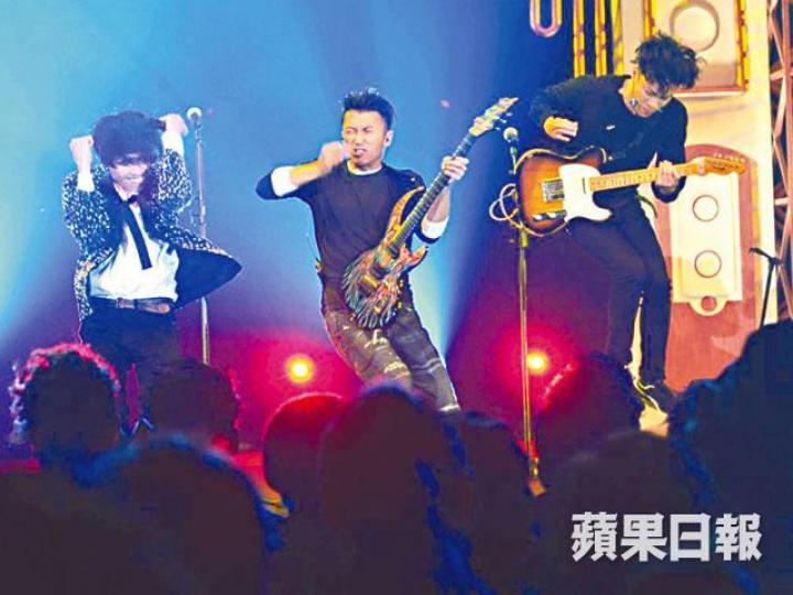 ■霆鋒昨晚驚喜現身擔任表演嘉賓。■王菀之昨晚打扮有點似一棵白色聖誕樹。■林奕匡指2017年是他以真正香港人身份拿獎。■方皓玟雖然陀B,昨晚依然穿高踭鞋上台。 ■霆鋒昨晚驚喜現身擔任表演嘉賓。■王菀之昨晚打扮有點似一棵白色聖誕樹。■林奕匡指2017年是他以真正香港人身份拿獎。■方皓玟雖然陀B,昨晚依然穿高踭鞋上台。
