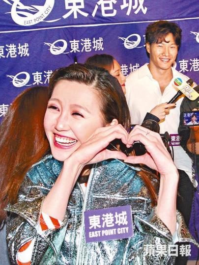 ■吳若希不放過任何一個與金鐘國「合照」的機會。■吳若希在老公面前笑稱自己單身。■鍾嘉欣撇低囡囡由加拿大返香港倒數。 ■吳若希不放過任何一個與金鐘國「合照」的機會。■吳若希在老公面前笑稱自己單身。■鍾嘉欣撇低囡囡由加拿大返香港倒數。