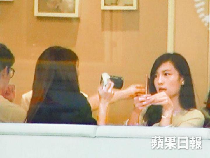 1.【掛住影】■約女友人在尖沙嘴飲下午茶的嘉倩BB,拿出新買的睫毛筆影相。2.【擺甫士】■嘉倩BB與友人行去海旁,拿着氣球擺甫士影相。3.【等男伴】■在街頭遊蕩的嘉倩BB,原來等黑衫男會合去婚宴。4.【撳電話】■嘉倩BB坐港鐵時,全程低頭撳電話。 1.【掛住影】■約女友人在尖沙嘴飲下午茶的嘉倩BB,拿出新買的睫毛筆影相。2.【擺甫士】■嘉倩BB與友人行去海旁,拿着氣球擺甫士影相。3.【等男伴】■在街頭遊蕩的嘉倩BB,原來等黑衫男會合去婚宴。4.【撳電話】■嘉倩BB坐港鐵時,全程低頭撳電話。