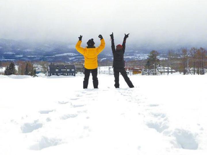 ■孫儷與鄧超帶一對仔女去北海道滑雪。微博圖片孫儷、鄧超 資料圖片 ■孫儷與鄧超帶一對仔女去北海道滑雪。微博圖片孫儷、鄧超 資料圖片