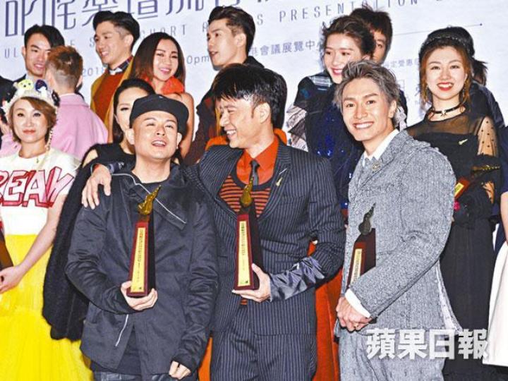 ■李克勤(中)入行30年首奪男歌手金獎心情大靚,陳柏宇(右)亦表示老婆開心最重要。符曉薇 資料圖片■方皓玟笑指肚內的BB腳頭好,估不到和小朋友上台慶祝。■陳奕迅前晚任叱咤嘉賓,自爆出場前十分緊張。■(左起)Eason、鋼琴師何炳與林海峰合作演出。■(左起)AGA、Gin Lee及側田今年齊齊在叱咤捧獎。 ■李克勤(中)入行30年首奪男歌手金獎心情大靚,陳柏宇(右)亦表示老婆開心最重要。符曉薇 資料圖片■方皓玟笑指肚內的BB腳頭好,估不到和小朋友上台慶祝。■陳奕迅前晚任叱咤嘉賓,自爆出場前十分緊張。■(左起)Eason、鋼琴師何炳與林海峰合作演出。■(左起)AGA、Gin Lee及側田今年齊齊在叱咤捧獎。