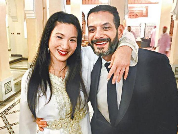 ■原子鏸也在微博分享男友Mehdi求婚後的合照。 ■原子鏸也在微博分享男友Mehdi求婚後的合照。