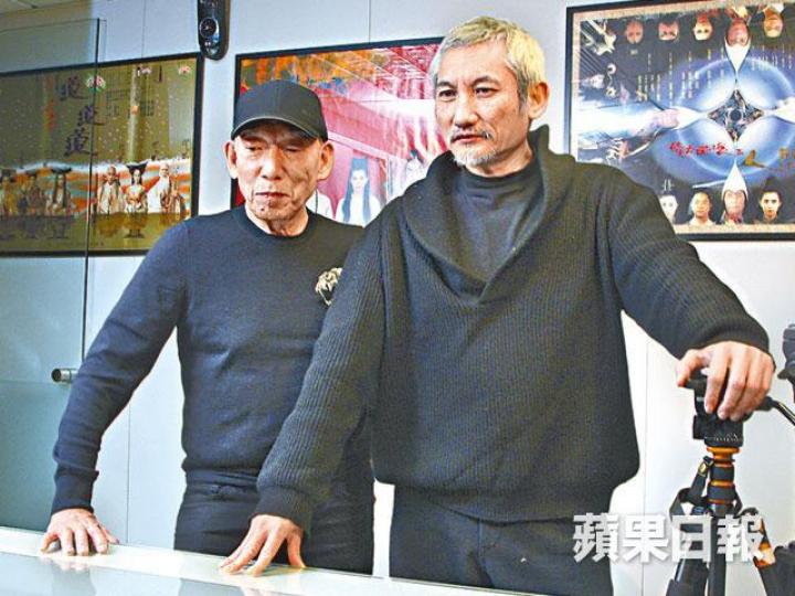 ■徐克(右)與袁和平已經第八度合作。■徐克希望未來有更多香港導演可以在世界舞台中發光發亮。04■袁和平指如今武術設計不止要配合角色情緒,更要學習與CG相輔相乘。■講到拍攝時如何配合CG特技,二人都十分興奮。■徐克監製編劇,袁和平執導,李治廷、周冬雨、伍佰、大鵬、倪妮主演的《奇門遁甲》將於1月4日上映。 ■徐克(右)與袁和平已經第八度合作。■徐克希望未來有更多香港導演可以在世界舞台中發光發亮。04■袁和平指如今武術設計不止要配合角色情緒,更要學習與CG相輔相乘。■講到拍攝時如何配合CG特技,二人都十分興奮。■徐克監製編劇,袁和平執導,李治廷、周冬雨、伍佰、大鵬、倪妮主演的《奇門遁甲》將於1月4日上映。