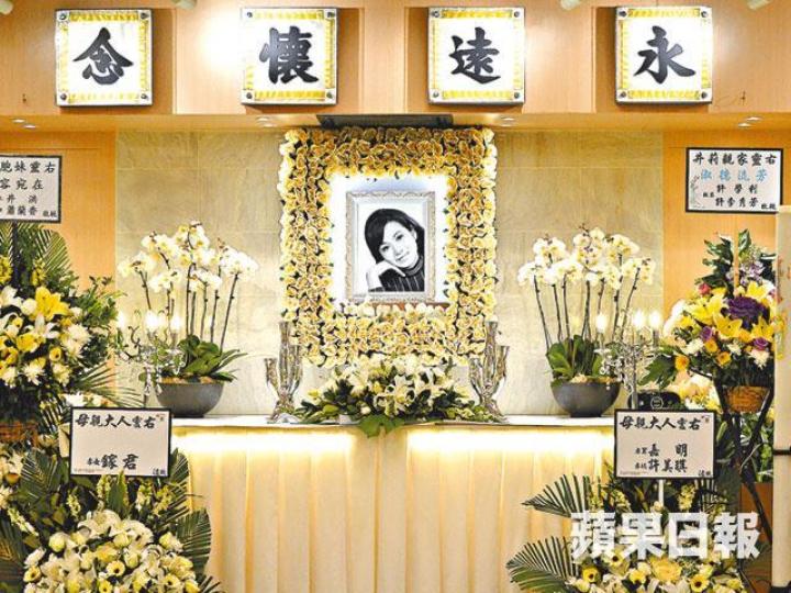 ■邵氏女星井莉上月離世,昨日家人為她在沙田設靈。■井莉希望大家記着她年輕漂亮一面,故喪禮不設瞻仰遺容。■井莉的兒子、媳婦(中)和女兒並列家屬席。■前夫謝宏中送井莉最後一程。■當年為井莉做伴娘的馬海倫最早到場,神情哀傷。■狄龍夫婦送別故友,大讚從井莉身上學到很多。 ■邵氏女星井莉上月離世,昨日家人為她在沙田設靈。■井莉希望大家記着她年輕漂亮一面,故喪禮不設瞻仰遺容。■井莉的兒子、媳婦(中)和女兒並列家屬席。■前夫謝宏中送井莉最後一程。■當年為井莉做伴娘的馬海倫最早到場,神情哀傷。■狄龍夫婦送別故友,大讚從井莉身上學到很多。