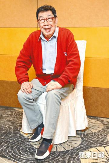 ■修哥胡楓下個月踩入紅館舉行《86破晒紀錄》演唱會,佢話自己平時有做運動,所以做騷唔係問題。■修哥受訪當日,契女方國珊(左)同好友羅蘭都陪伴左右。■修哥之前開記招,契仔契女同好友已去到撐場。資料圖片■修哥愛妻呂詠荷於前年病逝,修哥大受打擊。 ■修哥胡楓下個月踩入紅館舉行《86破晒紀錄》演唱會,佢話自己平時有做運動,所以做騷唔係問題。■修哥受訪當日,契女方國珊(左)同好友羅蘭都陪伴左右。■修哥之前開記招,契仔契女同好友已去到撐場。資料圖片■修哥愛妻呂詠荷於前年病逝,修哥大受打擊。