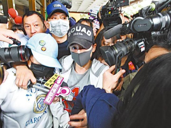 ■陳喬恩昨凌晨在台北涉醉駕被捕,離開地檢署時被大批記者包圍。台灣《蘋果日報》【疑衝紅燈】■從影片見到陳喬恩駕駛的Mini Cooper衝紅燈。台灣《蘋果日報》【被叫落車】■起初車窗全黑,警員不知道駕駛者原來是陳喬恩。台灣《蘋果日報》【配合警方】■被截停後,陳喬恩配合警員落車接受酒精呼氣測試。台灣《蘋果日報》■昨日中午陳喬恩在微博貼文道歉,承諾不會再犯。■陳喬恩的律師不小心將保釋金掉到地上。台灣《蘋果日報》■除夕陳喬恩來港欣賞千嬅的紅館騷。資料圖片■陳喬恩曾表示要戒酒。資料圖片■陳喬恩在台劇《命中 ■陳喬恩昨凌晨在台北涉醉駕被捕,離開地檢署時被大批記者包圍。台灣《蘋果日報》【疑衝紅燈】■從影片見到陳喬恩駕駛的Mini Cooper衝紅燈。台灣《蘋果日報》【被叫落車】■起初車窗全黑,警員不知道駕駛者原來是陳喬恩。台灣《蘋果日報》【配合警方】■被截停後,陳喬恩配合警員落車接受酒精呼氣測試。台灣《蘋果日報》■昨日中午陳喬恩在微博貼文道歉,承諾不會再犯。■陳喬恩的律師不小心將保釋金掉到地上。台灣《蘋果日報》■除夕陳喬恩來港欣賞千嬅的紅館騷。資料圖片■陳喬恩曾表示要戒酒。資料圖片■陳喬恩在台劇《命中