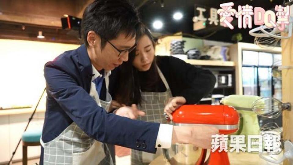 Steven同Yo Yo喺挑戰開頭顯得雞手鴨腳,皆因兩位都唔識煮嘢食。兩個人一條心去整蛋糕,畫面睇落都幾浪漫。Yo Yo全程拎住ipad睇食譜同步驟,Steven主要係聽佢指示。究竟佢哋最後係咪成功焗到蛋糕?去片啦! Steven同Yo Yo喺挑戰開頭顯得雞手鴨腳,皆因兩位都唔識煮嘢食。兩個人一條心去整蛋糕,畫面睇落都幾浪漫。Yo Yo全程拎住ipad睇食譜同步驟,Steven主要係聽佢指示。究竟佢哋最後係咪成功焗到蛋糕?去片啦!