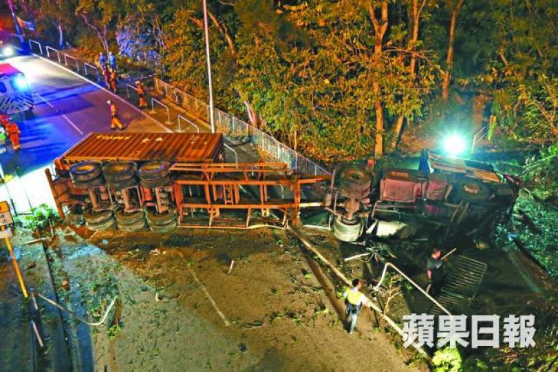 ■肇事貨櫃車的短貨櫃置於長拖架尾部，專家指容易令貨車失控。資料圖片■遭貨車撞及的平治尾部損毀。