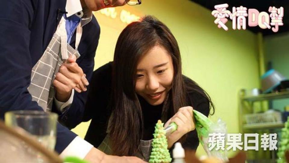 Yo Yo為甜品做裝飾時非常快手,不愧為講究手藝嘅化妝師呀!Yo Yo整污糟咗衫袖後,Steven即刻攞紙巾幫佢抹。右邊係甜品本來嘅完成圖,而Steven同Yo Yo嘅「結晶品」就係左邊兩棵小樹..(資料圖片由Bake Your Own提供)試吓味先!Steven試食後嘅表情..究竟Yo Yo對Steven嘅心意係點?快啲去片! Yo Yo為甜品做裝飾時非常快手,不愧為講究手藝嘅化妝師呀!Yo Yo整污糟咗衫袖後,Steven即刻攞紙巾幫佢抹。右邊係甜品本來嘅完成圖,而Steven同Yo Yo嘅「結晶品」就係左邊兩棵小樹..(資料圖片由Bake Your Own提供)試吓味先!Steven試食後嘅表情..究竟Yo Yo對Steven嘅心意係點?快啲去片!