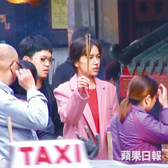 【再到細廟】■拜完觀音的傅嘉莉,與弟弟轉場到附近另一廟宇上香。■傅嘉莉在觀音廟上香稟神時,口中念念有詞。■傅嘉莉趁踏入新一年,與父親到紅磡買香燭拜神。■傅嘉莉去年被踢爆到越南會合莊天龍,更穿比堅尼與對方在酒店嘆spa。資料圖片 【再到細廟】■拜完觀音的傅嘉莉,與弟弟轉場到附近另一廟宇上香。■傅嘉莉在觀音廟上香稟神時,口中念念有詞。■傅嘉莉趁踏入新一年,與父親到紅磡買香燭拜神。■傅嘉莉去年被踢爆到越南會合莊天龍,更穿比堅尼與對方在酒店嘆spa。資料圖片