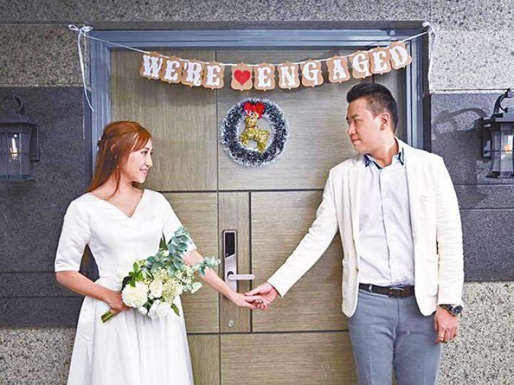 ■曹敏寶與Albert已經訂婚,並將於今年4月結婚。互聯網圖片■曹敏寶在03年曾參加過Cookies的選拔賽,差點成為餅碎之一。資料圖片■曹敏寶做過主持及出發燒碟,婚後亦不會退出演藝圈。資料圖片■曹敏寶還將可愛的結婚公仔預先放在Ig。■曹敏寶與Albert兩人打算婚後不設防,直言有仔趁嫰生。互聯網圖片■曹敏寶為家中孻女,甚得父母及姊姊鍾愛。互聯網圖片■周美欣(右)將擔任曹敏寶婚禮的伴娘。互聯網圖片■訂婚派對有不少朋友出席,恭賀曹敏寶及Albert。 ■曹敏寶與Albert已經訂婚,並將於今年4月結婚。互聯網圖片■曹敏寶在03年曾參加過Cookies的選拔賽,差點成為餅碎之一。資料圖片■曹敏寶做過主持及出發燒碟,婚後亦不會退出演藝圈。資料圖片■曹敏寶還將可愛的結婚公仔預先放在Ig。■曹敏寶與Albert兩人打算婚後不設防,直言有仔趁嫰生。互聯網圖片■曹敏寶為家中孻女,甚得父母及姊姊鍾愛。互聯網圖片■周美欣(右)將擔任曹敏寶婚禮的伴娘。互聯網圖片■訂婚派對有不少朋友出席,恭賀曹敏寶及Albert。