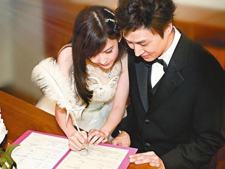 ■Vivian昨日在fb貼出九年前與倪震簽字的照片,慶祝結婚九周年。 ■Vivian昨日在fb貼出九年前與倪震簽字的照片,慶祝結婚九周年。