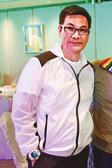 1956-2018■洪羅拔近年積極抗癌,可惜昨日病逝,享年61歲。■洪羅拔生前未婚,跟姪仔洪先生(右一)一家感情要好。■洪羅拔愛熱鬧,兩個月前才跟周美鳳、肥媽等好友聚會,當時精神不錯。互聯網圖片■洪羅拔摯友梅艷芳、羅君左先後離世,如今三人將在天國重聚。■杜貞貞原定今日陪洪羅拔到澳門慶生,可惜現已陰陽相隔。資料圖片■洪羅拔的成名作是跟周美鳳及李道洪(左)主持亞視節目《活色生香》。■洪羅拔的遺作是05年杜琪峯執導的電影《黑社會》。 1956-2018■洪羅拔近年積極抗癌,可惜昨日病逝,享年61歲。■洪羅拔生前未婚,跟姪仔洪先生(右一)一家感情要好。■洪羅拔愛熱鬧,兩個月前才跟周美鳳、肥媽等好友聚會,當時精神不錯。互聯網圖片■洪羅拔摯友梅艷芳、羅君左先後離世,如今三人將在天國重聚。■杜貞貞原定今日陪洪羅拔到澳門慶生,可惜現已陰陽相隔。資料圖片■洪羅拔的成名作是跟周美鳳及李道洪(左)主持亞視節目《活色生香》。■洪羅拔的遺作是05年杜琪峯執導的電影《黑社會》。