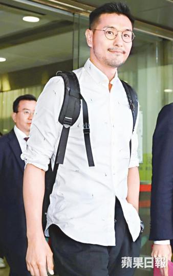 ■涉嫌違反《道路交通條例》嘅陳展鵬噚日透過代表律師認罪,判罰3,000港元。資料圖片■陳展鵬去年3月揸車接載落選港姐女友單文柔到山頂夜會談心,離開嗰陣涉撞凹記者採訪車。資料圖片 ■涉嫌違反《道路交通條例》嘅陳展鵬噚日透過代表律師認罪,判罰3,000港元。資料圖片■陳展鵬去年3月揸車接載落選港姐女友單文柔到山頂夜會談心,離開嗰陣涉撞凹記者採訪車。資料圖片