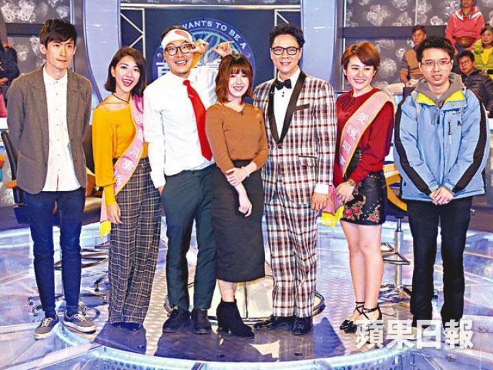■林日曦(左一)與《100毛》員工參加陳志雲(右三)主持的《百萬富翁》。 ■林日曦(左一)與《100毛》員工參加陳志雲(右三)主持的《百萬富翁》。