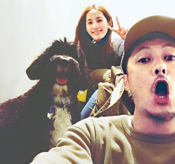 ■余文樂出門有老婆和愛犬送,認真恩愛。互聯網圖片 ■余文樂出門有老婆和愛犬送,認真恩愛。互聯網圖片
