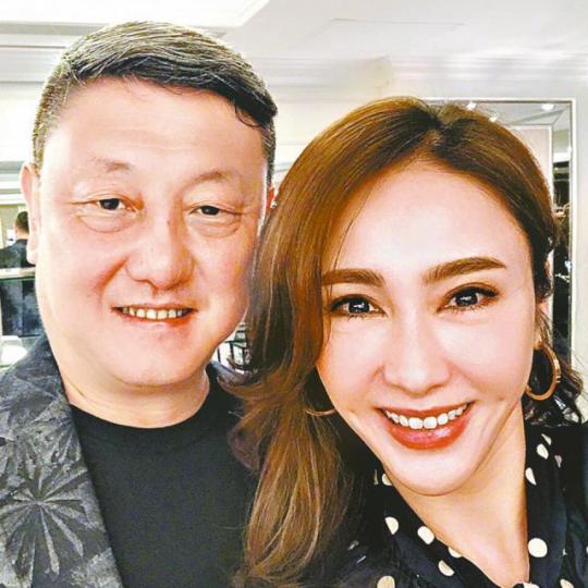 ■黎姿在微博貼出與韓磊合照,完全沒有老態。 ■黎姿在微博貼出與韓磊合照,完全沒有老態。