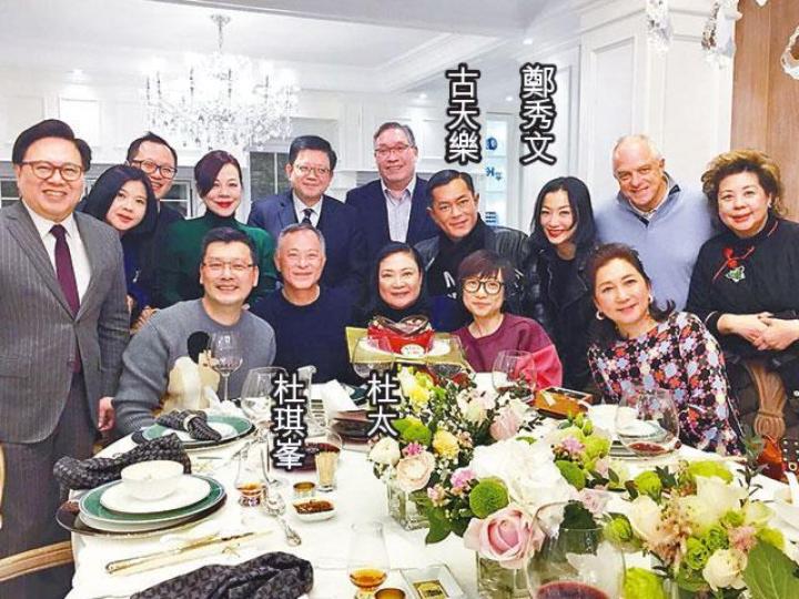 ■Sammi抱着狗仔與杜Sir玩自拍。互聯網圖片
■Sammi抱着狗仔與杜Sir玩自拍。互聯網圖片