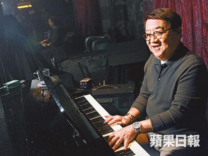 ■黎小田將於下月在紅館開騷,力邀關正傑出山可惜未能成功。■梅艷芳(中)當年參加新秀,是黎小田穿針引線。■黎小田當年帶張國榮過檔華星唱片,成功捧紅對方。■黎小田自爆當年怕被比下去,找新人唱劇集主題曲。 ■黎小田將於下月在紅館開騷,力邀關正傑出山可惜未能成功。■梅艷芳(中)當年參加新秀,是黎小田穿針引線。■黎小田當年帶張國榮過檔華星唱片,成功捧紅對方。■黎小田自爆當年怕被比下去,找新人唱劇集主題曲。