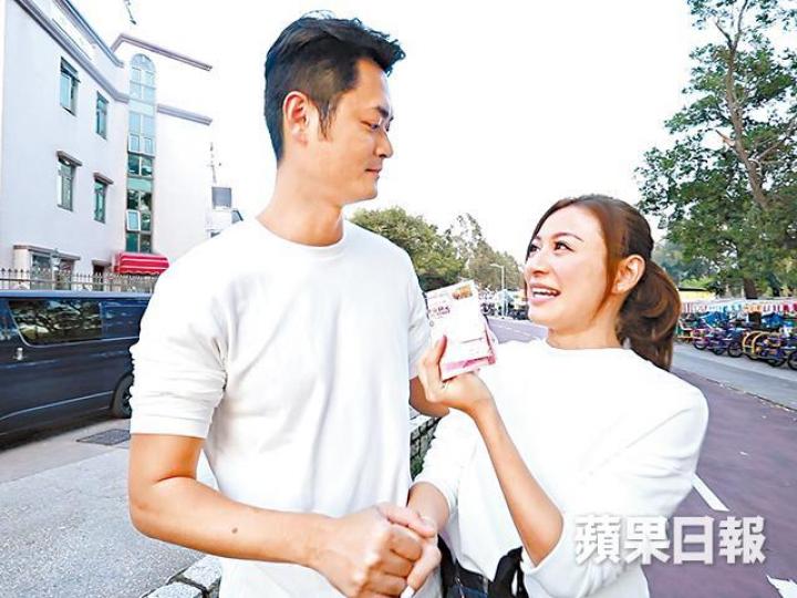 ■「貼地情侶」江若琳與Oscar起初打算用300元玩轉大埔。【$30租家庭單車】■江若琳與Oscar日前公佈婚訊,不怕肉麻的二人在大埔踩單車盡情放閃,更成功講價租車。攝影:林德雄【$35租艇出海】■江若琳與Oscar合力划艇,可是兩人不協調,小艇不停轉圈。【$13豆腐花】■士多老闆娘見江若琳租艇,即請她食豆腐花,Oscar再以13元買多一碗。【$55買工具掘蜆】■配合日落靚景,Oscar和江若琳買工具掘蜆,準備做晚餐。■江若琳與Oscar在岸邊甜蜜攬攬,猶如影婚照一樣。■一班來大埔郊遊的學生見到 ■「貼地情侶」江若琳與Oscar起初打算用300元玩轉大埔。【$30租家庭單車】■江若琳與Oscar日前公佈婚訊,不怕肉麻的二人在大埔踩單車盡情放閃,更成功講價租車。攝影:林德雄【$35租艇出海】■江若琳與Oscar合力划艇,可是兩人不協調,小艇不停轉圈。【$13豆腐花】■士多老闆娘見江若琳租艇,即請她食豆腐花,Oscar再以13元買多一碗。【$55買工具掘蜆】■配合日落靚景,Oscar和江若琳買工具掘蜆,準備做晚餐。■江若琳與Oscar在岸邊甜蜜攬攬,猶如影婚照一樣。■一班來大埔郊遊的學生見到
