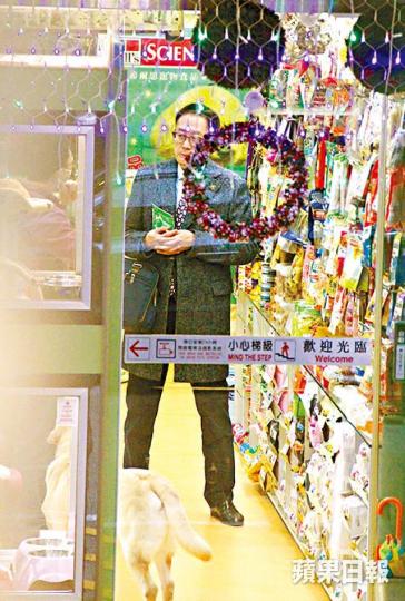 ■許晉亨獨自到跑馬地寵物店買小食。 ■許晉亨獨自到跑馬地寵物店買小食。