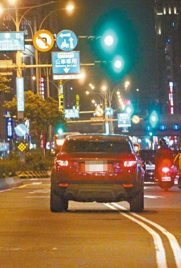【越線】■周董日前揸車使用公車專用道及違規越雙白線。台灣《蘋果日報》【違泊】■周董違例泊車,隨意泊在後巷。■昆凌大前日為周董(中)提早慶祝生日,昆凌爸爸也有到場。互聯網圖片 【越線】■周董日前揸車使用公車專用道及違規越雙白線。台灣《蘋果日報》【違泊】■周董違例泊車,隨意泊在後巷。■昆凌大前日為周董(中)提早慶祝生日,昆凌爸爸也有到場。互聯網圖片