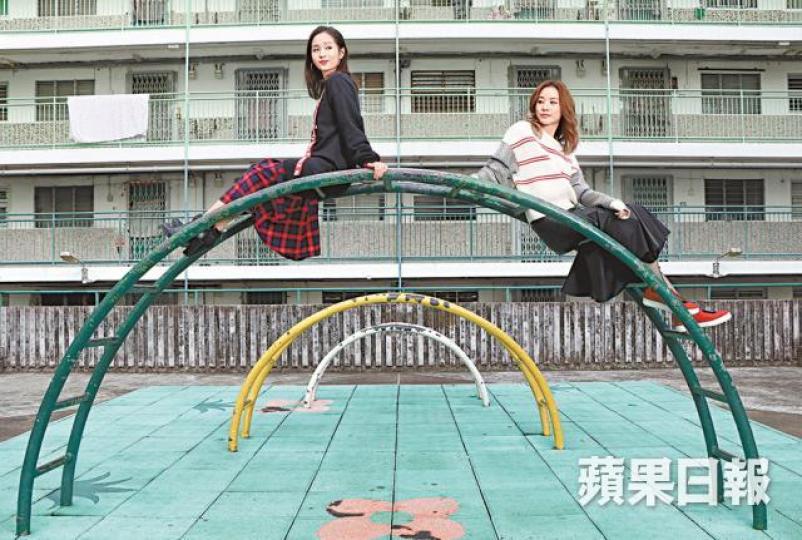 ■Stephy(右)及Rachel同遊南山邨,回味屋邨的人情味。攝影:仇志德■在《藍天白雲》中,Stephy要照顧患有腦退化症的父親黃樹棠(右),但其實對他非常憎恨。■Rachel(左)及Stephy到訪的士多,原來已是第二代經營。■Stephy認為拍攝《藍》片後,想法有所改變,令她成長。■Rachel(左)與Stephy對新片想探討人性,有不同的體會。■重案組探員鄧麗欣經深入調查後,開始了解梁雍婷(右)弒親的想法。 ■Stephy(右)及Rachel同遊南山邨,回味屋邨的人情味。攝影:仇志德■在《藍天白雲》中,Stephy要照顧患有腦退化症的父親黃樹棠(右),但其實對他非常憎恨。■Rachel(左)及Stephy到訪的士多,原來已是第二代經營。■Stephy認為拍攝《藍》片後,想法有所改變,令她成長。■Rachel(左)與Stephy對新片想探討人性,有不同的體會。■重案組探員鄧麗欣經深入調查後,開始了解梁雍婷(右)弒親的想法。