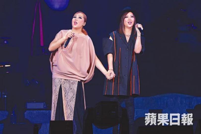 ■衛蘭(左)自爆今次演唱會肥了十磅,她拖着妹妹衛詩合唱。■衛蘭透露兩年前發現雙腳長短不平衡,腰椎變形,要重新學行路。■衛蘭與歌迷擊掌,全場氣氛高漲。■at17獲邀擔任衛蘭個唱嘉賓。 ■衛蘭(左)自爆今次演唱會肥了十磅,她拖着妹妹衛詩合唱。■衛蘭透露兩年前發現雙腳長短不平衡,腰椎變形,要重新學行路。■衛蘭與歌迷擊掌,全場氣氛高漲。■at17獲邀擔任衛蘭個唱嘉賓。