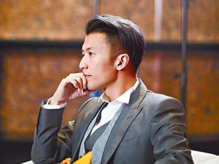 ■霆鋒做大廚之餘,不忘音樂事業。《新浪娛樂》圖片■霆鋒早前喺叱咤頒獎禮拎起結他唱《活著Viva》。資料圖片 ■霆鋒做大廚之餘,不忘音樂事業。《新浪娛樂》圖片■霆鋒早前喺叱咤頒獎禮拎起結他唱《活著Viva》。資料圖片