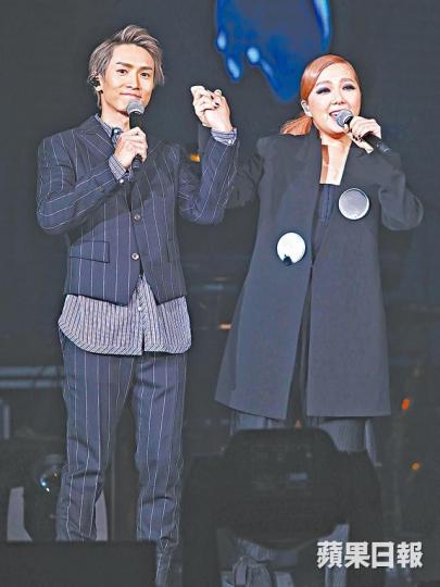 ■Janice邀得陳柏宇擔任嘉賓,大讚對方聲線特別。■Janice與妹妹衛詩(右)在台上咀嘴。■衛蘭一連三日在紅館開騷,她坦言對表現不太滿意。■Janice父親也有來捧場,還有女士相伴。 ■Janice邀得陳柏宇擔任嘉賓,大讚對方聲線特別。■Janice與妹妹衛詩(右)在台上咀嘴。■衛蘭一連三日在紅館開騷,她坦言對表現不太滿意。■Janice父親也有來捧場,還有女士相伴。