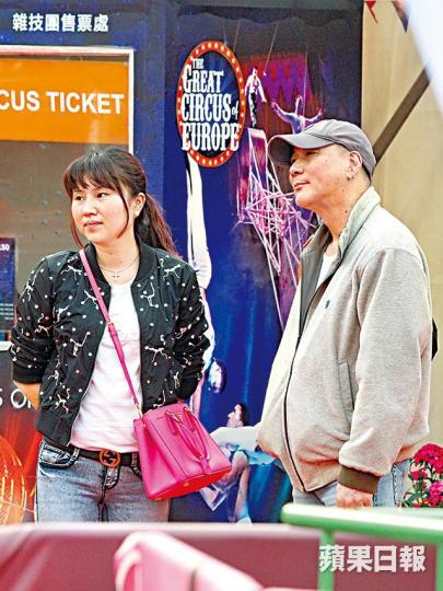 【夫妻遊園】■67歲的徐少強日前被本報記者拍到與年輕30歲的內地妻子現身中環嘉年華。【一家四口】■徐少強和現任老婆育有13歲的女兒與6歲的兒子,四人齊往買棉花糖。【煙癮發作】■徐少強與太太在場內的吸煙區吸煙,二人煙癮頗大。■在戲劇中經常演大俠的徐少強,形象深入民心。■徐少強當年演出麗的劇集《天蠶變》而爆紅。電視圖片 【夫妻遊園】■67歲的徐少強日前被本報記者拍到與年輕30歲的內地妻子現身中環嘉年華。【一家四口】■徐少強和現任老婆育有13歲的女兒與6歲的兒子,四人齊往買棉花糖。【煙癮發作】■徐少強與太太在場內的吸煙區吸煙,二人煙癮頗大。■在戲劇中經常演大俠的徐少強,形象深入民心。■徐少強當年演出麗的劇集《天蠶變》而爆紅。電視圖片