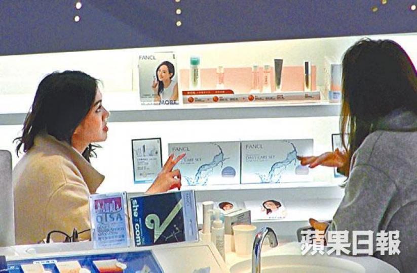 ■梁麗翹(左)在護膚品店內研究產品,更傾偈傾足一小時。■肚凸凸的梁麗翹(右)由友人陪去搭的士。 ■梁麗翹(左)在護膚品店內研究產品,更傾偈傾足一小時。■肚凸凸的梁麗翹(右)由友人陪去搭的士。