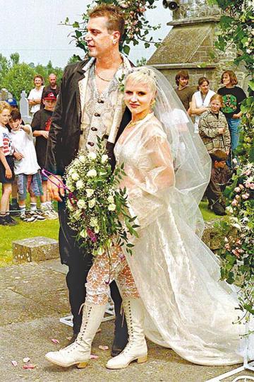 ■Dolores有過一段婚姻,94年與Don Burton結婚,14年離婚。 ■Dolores有過一段婚姻,94年與Don Burton結婚,14年離婚。