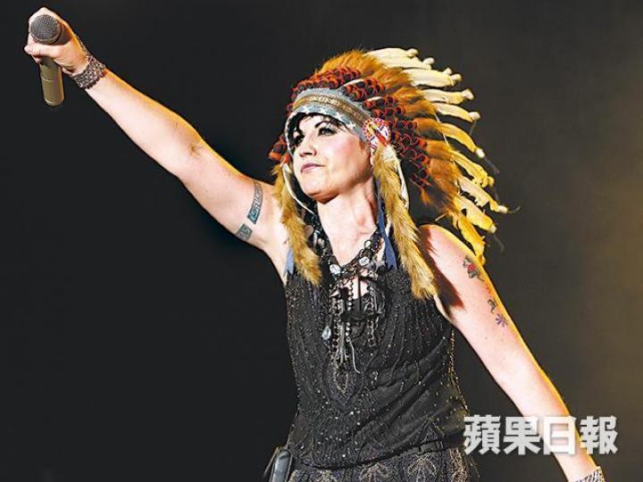 1971-2018■The Cranberries主音Dolores於英國時間前日在倫敦Park Lane希爾頓酒店暴斃,終年46歲。■王菲當年的短髮形象及唱腔亦是模仿Dolores。資料圖片■The Cranberries曾於12年來港在會展開騷,不少圈中人往捧場。■Dolores最後一次更新twitter是本月3日,她留言表示返愛爾蘭。■The Cranberries去年在巴黎表演,Dolores落力演出。 1971-2018■The Cranberries主音Dolores於英國時間前日在倫敦Park Lane希爾頓酒店暴斃,終年46歲。■王菲當年的短髮形象及唱腔亦是模仿Dolores。資料圖片■The Cranberries曾於12年來港在會展開騷,不少圈中人往捧場。■Dolores最後一次更新twitter是本月3日,她留言表示返愛爾蘭。■The Cranberries去年在巴黎表演,Dolores落力演出。