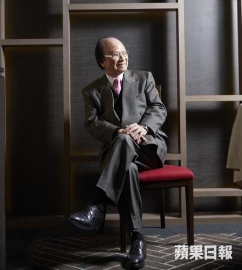 ■在80年代,楊貫一以飯店老闆身份鑽研煮鮑魚,突破重圍。■一哥在40多歲與友人合資開富臨飯店。(受訪者提供照片)■一哥跟有「白松露之王」之稱的Umberto Bombana合照。(受訪者提供照片)■一哥不時到海外與其他國家的世界御廚交流。(受訪者提供照片)■徒弟黃隆滔大讚師傅對傳授廚藝絕不留力。■飯店門口當眼處,擺了國務院前副總理鄒家華為一哥題字。 ■在80年代,楊貫一以飯店老闆身份鑽研煮鮑魚,突破重圍。■一哥在40多歲與友人合資開富臨飯店。(受訪者提供照片)■一哥跟有「白松露之王」之稱的Umberto Bombana合照。(受訪者提供照片)■一哥不時到海外與其他國家的世界御廚交流。(受訪者提供照片)■徒弟黃隆滔大讚師傅對傳授廚藝絕不留力。■飯店門口當眼處,擺了國務院前副總理鄒家華為一哥題字。