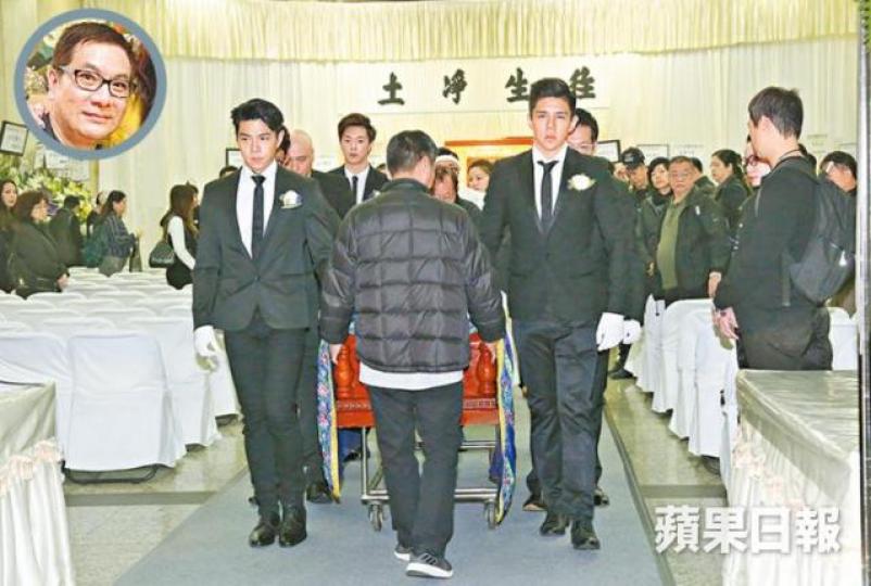■契仔羅天宇(左)、胡斐為洪羅拔(小圖)扶靈。 ■契仔羅天宇(左)、胡斐為洪羅拔(小圖)扶靈。