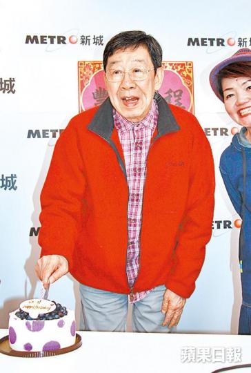 ■修哥獲主持人送上蛋糕慶生。 ■修哥獲主持人送上蛋糕慶生。