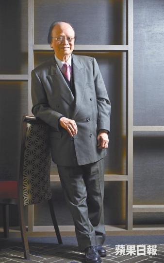 ■一哥當年帶着五十元來港做童工,直到74年才與朋友合資開店。攝影:林德雄■一哥靠着實力鑽研煮鮑魚,突破重圍。■一哥(右)愛挑戰廚藝,將與意大利3星米芝蓮名廚Umberto Bombana作「四手」廚藝交流的東西晚宴。■賭王何鴻燊(右)亦是一哥的名人食客。■現年85歲的楊貫一至今仍記着父親的教誨,堅持做事謹守崗位。■憶述起悲慘童年,一哥沒有絲毫抱怨,只是笑着帶過段段往事。■戰爭下的生活迫人,爸爸被打死,兩個妹妹餓死,一哥後來和祖母雙依為命。(中日戰爭照片)■在40年代末,15歲的一哥拿着50元獨自 ■一哥當年帶着五十元來港做童工,直到74年才與朋友合資開店。攝影:林德雄■一哥靠着實力鑽研煮鮑魚,突破重圍。■一哥(右)愛挑戰廚藝,將與意大利3星米芝蓮名廚Umberto Bombana作「四手」廚藝交流的東西晚宴。■賭王何鴻燊(右)亦是一哥的名人食客。■現年85歲的楊貫一至今仍記着父親的教誨,堅持做事謹守崗位。■憶述起悲慘童年,一哥沒有絲毫抱怨,只是笑着帶過段段往事。■戰爭下的生活迫人,爸爸被打死,兩個妹妹餓死,一哥後來和祖母雙依為命。(中日戰爭照片)■在40年代末,15歲的一哥拿着50元獨自