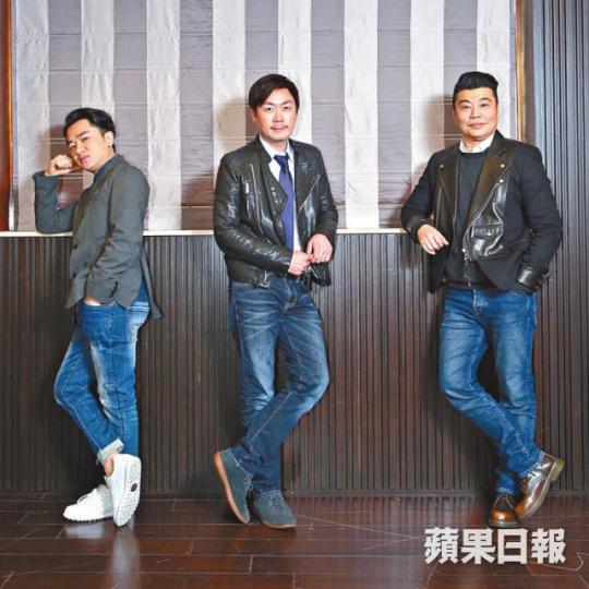■(左起)王祖藍、李思捷同阮兆祥日前做直播,為紅館騷宣傳。攝影:林賓尼■阮兆祥(右)抽中扮林鄭答「邊個最有錢」,不過佢冇正面答。■王祖藍(右)同阮兆祥都話請嘉賓要搞全民投票。■福祿壽喺上個月嘅記者會上扮歷任特首。資料圖片 ■(左起)王祖藍、李思捷同阮兆祥日前做直播,為紅館騷宣傳。攝影:林賓尼■阮兆祥(右)抽中扮林鄭答「邊個最有錢」,不過佢冇正面答。■王祖藍(右)同阮兆祥都話請嘉賓要搞全民投票。■福祿壽喺上個月嘅記者會上扮歷任特首。資料圖片