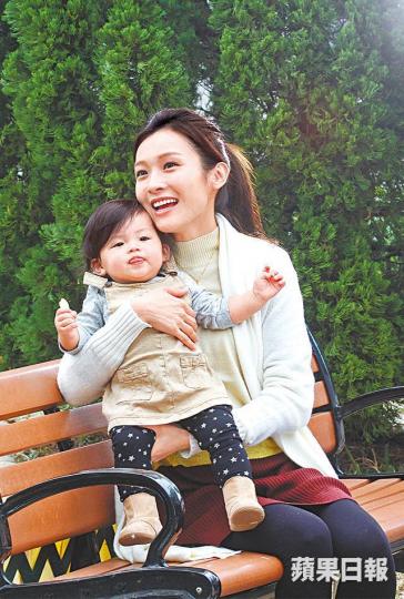 【母愛氾濫】■未婚的李佳芯要在新劇中扮媽咪,她鏡頭前後都逗B玩。■李佳芯去年在《星和無綫電視大獎》憑劇集《踩過界》摘下視后寶座。資料圖片■同是有線幫的黃翠如,卻被李佳芯後來居上,成為視后大熱。資料圖片【三女吹水】■有份拍新劇的(左起)林淑敏、李佳芯和高海寧在頒獎禮中都有入圍獎項。【一家三口】■黎諾懿和李佳芯在劇中扮夫妻,劇情交代兩人帶着BB到公園野餐。■李佳芯跟陳豪合演劇集《誇世代》,兩人分別獲提名角逐視帝和視后。劇照■宣萱去年回巢為無綫拍劇集《不懂撒嬌的女人》,出色演技入圍角逐視后。 【母愛氾濫】■未婚的李佳芯要在新劇中扮媽咪,她鏡頭前後都逗B玩。■李佳芯去年在《星和無綫電視大獎》憑劇集《踩過界》摘下視后寶座。資料圖片■同是有線幫的黃翠如,卻被李佳芯後來居上,成為視后大熱。資料圖片【三女吹水】■有份拍新劇的(左起)林淑敏、李佳芯和高海寧在頒獎禮中都有入圍獎項。【一家三口】■黎諾懿和李佳芯在劇中扮夫妻,劇情交代兩人帶着BB到公園野餐。■李佳芯跟陳豪合演劇集《誇世代》,兩人分別獲提名角逐視帝和視后。劇照■宣萱去年回巢為無綫拍劇集《不懂撒嬌的女人》,出色演技入圍角逐視后。