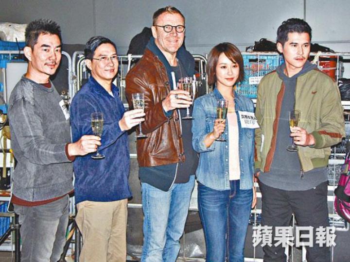 ■(左起)任賢齊、張家輝、導演雷尼哈林、楊紫及陳家樂前晚開香檳慶祝電影殺青。 ■(左起)任賢齊、張家輝、導演雷尼哈林、楊紫及陳家樂前晚開香檳慶祝電影殺青。