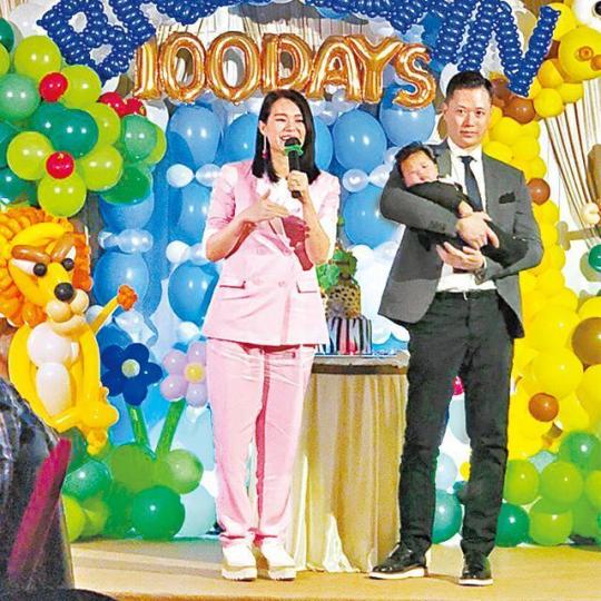 ■杏兒前晚為兒子擺百日宴,以氣球佈置成森林。微博圖片■「胡說八道會」成員都有出席賀杏兒。 ■杏兒前晚為兒子擺百日宴,以氣球佈置成森林。微博圖片■「胡說八道會」成員都有出席賀杏兒。