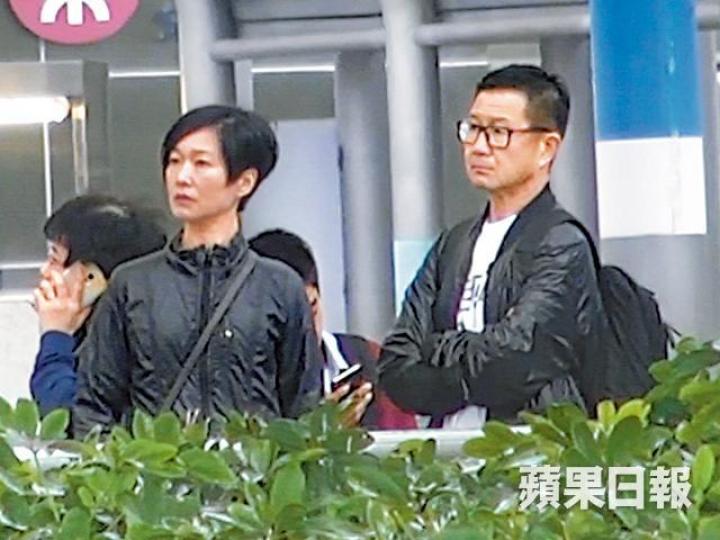 【等車返愛巢】■有指譚玉瑛20年前已秘嫁男友Stephen,惟她對感情生活非常低調。DV圖片【合拍情侶裝】■疑似Stephen一直跟在譚玉瑛後面,穿上情侶裝的二人非常有默契。【終於有交流】■返到欣澳等巴士期間,譚玉瑛終於放下戒心擰轉頭傾偈。【刻意避乘客】■譚玉瑛和疑似老公Stephen選坐巴士上層第一行,刻意背着乘客。【人多扮唔識】■譚玉瑛和疑似老公Stephen進入港鐵車廂後,合拍地保持距離。■李家鼎的《阿爺廚房》令譚玉瑛人氣急升。電視圖片 【等車返愛巢】■有指譚玉瑛20年前已秘嫁男友Stephen,惟她對感情生活非常低調。DV圖片【合拍情侶裝】■疑似Stephen一直跟在譚玉瑛後面,穿上情侶裝的二人非常有默契。【終於有交流】■返到欣澳等巴士期間,譚玉瑛終於放下戒心擰轉頭傾偈。【刻意避乘客】■譚玉瑛和疑似老公Stephen選坐巴士上層第一行,刻意背着乘客。【人多扮唔識】■譚玉瑛和疑似老公Stephen進入港鐵車廂後,合拍地保持距離。■李家鼎的《阿爺廚房》令譚玉瑛人氣急升。電視圖片
