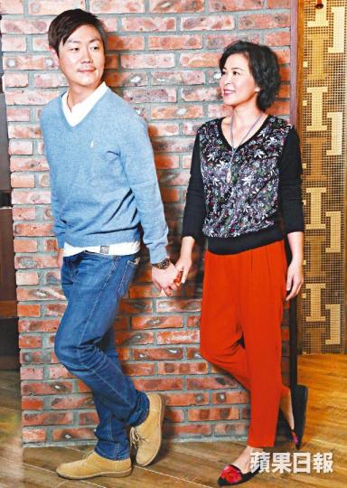 ■李思捷以年輕版嘅梅姨形容蘇玉華。■狄龍因為想同元秋合作至會接拍笑片。■狄龍唔開名鬧爆某導演開開吓工去食燒鵝。■林敏驄個樣咁搞笑,但元秋都仲忍得。 ■李思捷以年輕版嘅梅姨形容蘇玉華。■狄龍因為想同元秋合作至會接拍笑片。■狄龍唔開名鬧爆某導演開開吓工去食燒鵝。■林敏驄個樣咁搞笑,但元秋都仲忍得。