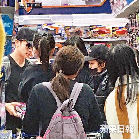 ■吳尊(左)大前日與妻女去海港城行街,被讀者捕獲。讀者提供圖片 ■吳尊(左)大前日與妻女去海港城行街,被讀者捕獲。讀者提供圖片