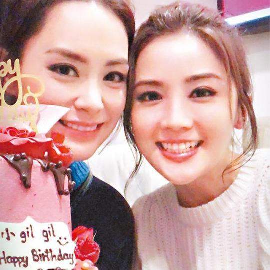 ■Twins前晚在澳門演出後,阿Sa(右)在回港的船上為阿嬌慶祝生日。互聯網圖片 ■Twins前晚在澳門演出後,阿Sa(右)在回港的船上為阿嬌慶祝生日。互聯網圖片