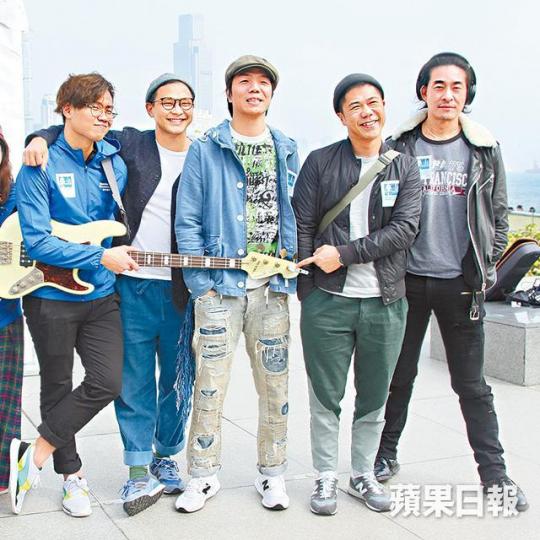 ■李拾壹(左一)昨日與RubberBand為跑手表演打氣。 ■李拾壹(左一)昨日與RubberBand為跑手表演打氣。