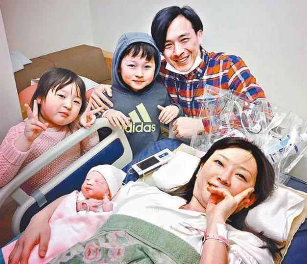 ■椋名凜大前日在東京誕下第五胎,孻女亦相當可愛。 ■椋名凜大前日在東京誕下第五胎,孻女亦相當可愛。