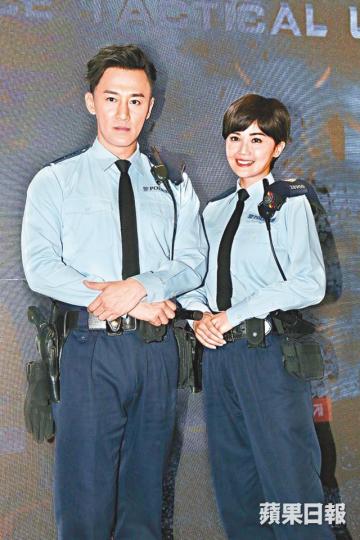 ■有五年冇返香港拍劇嘅林峯,飾演阿Sa下屬,佢話同吳千語有聯絡。吳千語 資料圖片■(左起)石修、張錦程、張繼聰、方中信、林峯、楊受成、蔡卓妍、溫碧霞同譚耀文噚日出席網劇發佈會。■定居北京的盧慶輝回歸拍劇。 ■有五年冇返香港拍劇嘅林峯,飾演阿Sa下屬,佢話同吳千語有聯絡。吳千語 資料圖片■(左起)石修、張錦程、張繼聰、方中信、林峯、楊受成、蔡卓妍、溫碧霞同譚耀文噚日出席網劇發佈會。■定居北京的盧慶輝回歸拍劇。